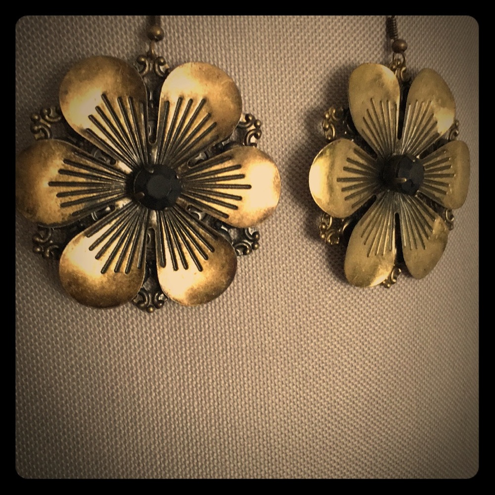 VINTAGE Brass & black flower earrings
